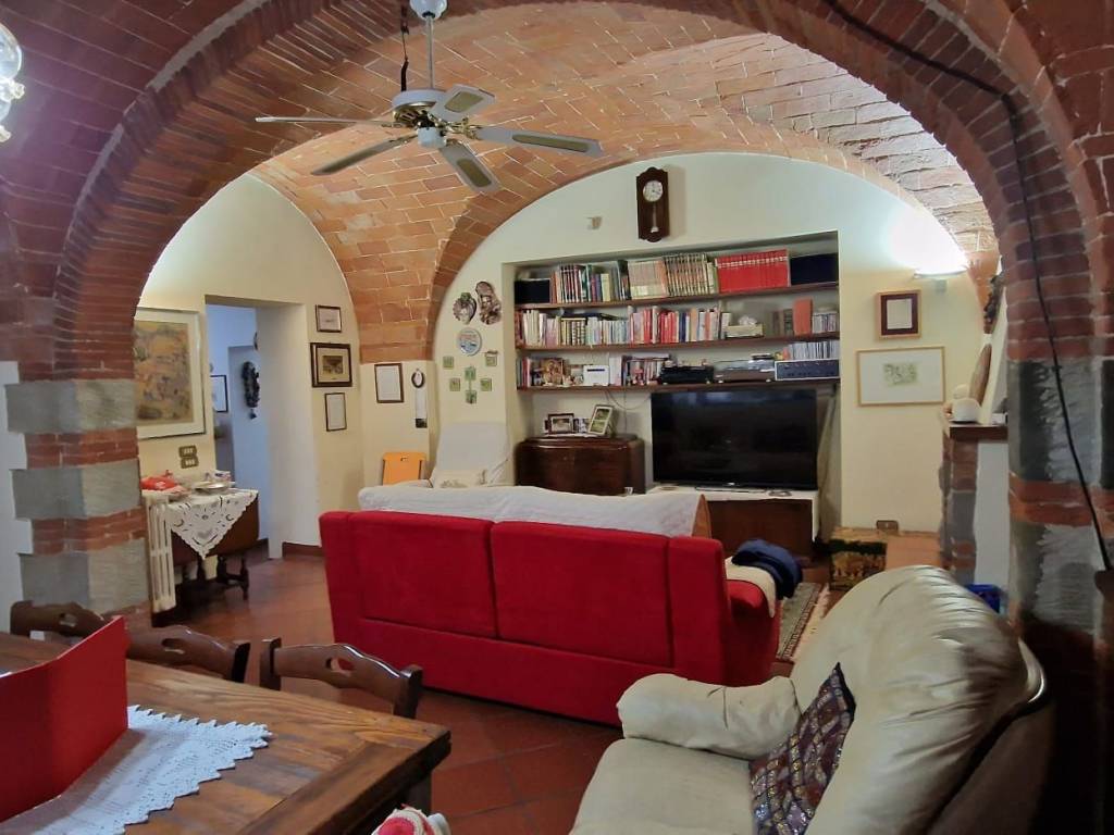 casa indipendente in vendita ad Arezzo in zona Pescaiola