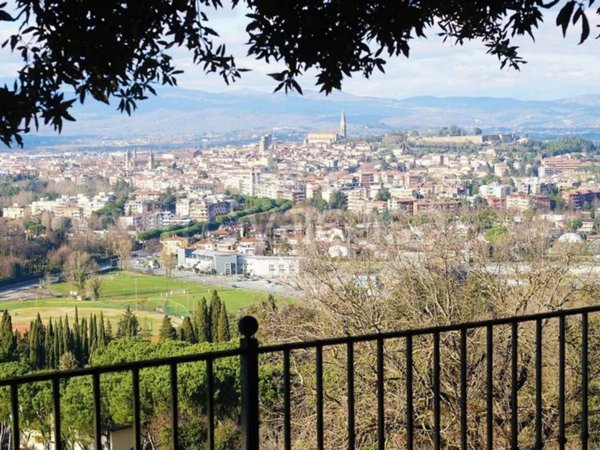 villa in vendita ad Arezzo in zona Zona La Pace