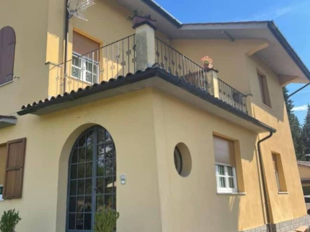 casa indipendente in vendita ad Arezzo in zona Olmo