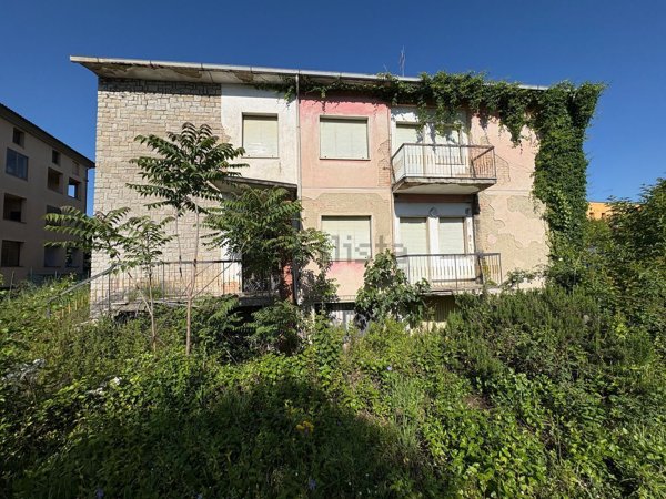 casa indipendente in vendita ad Arezzo in zona Pescaiola