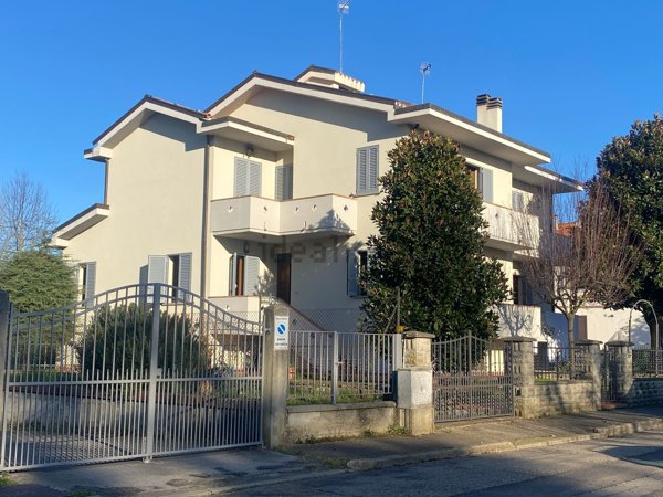 casa indipendente in vendita ad Arezzo in zona Quarata