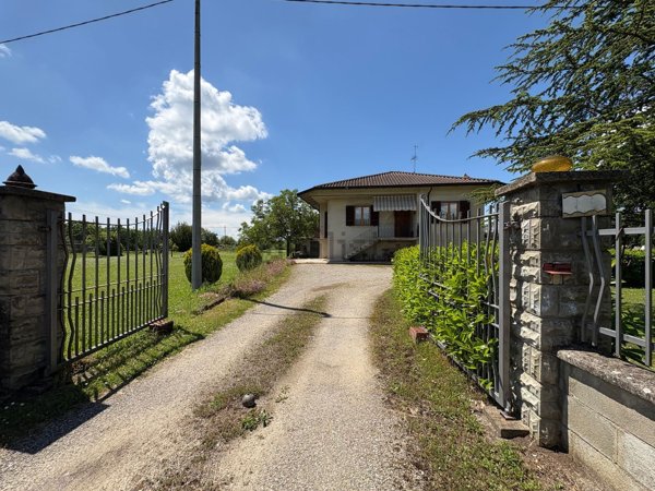 casa indipendente in vendita ad Arezzo in zona Tregozzano