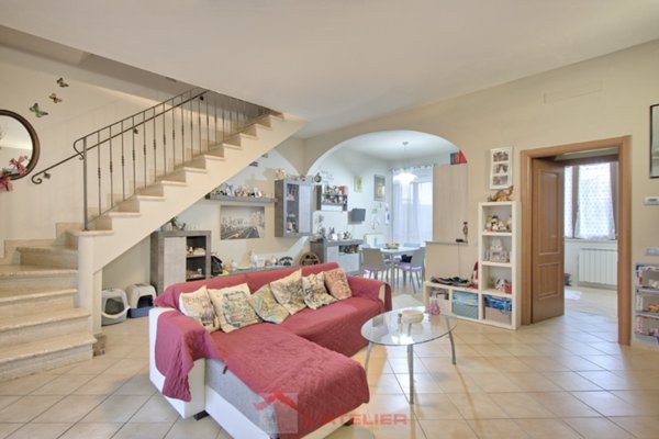 casa indipendente in vendita ad Arezzo in zona Marcena