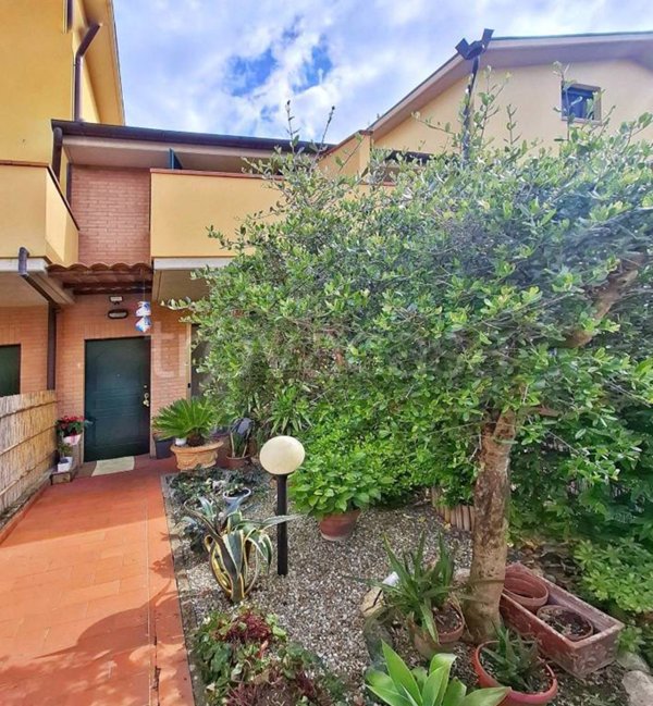 casa indipendente in vendita ad Arezzo