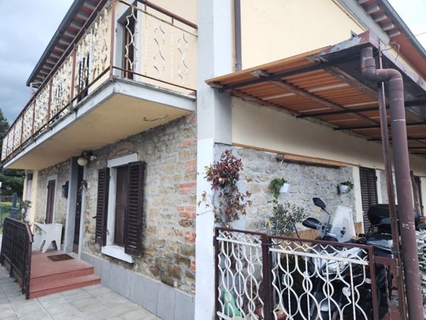 casa indipendente in vendita ad Arezzo in zona Puglia