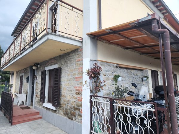 casa indipendente in vendita ad Arezzo in zona Quarata