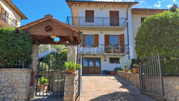 casa indipendente in vendita ad Arezzo in zona Puliciano