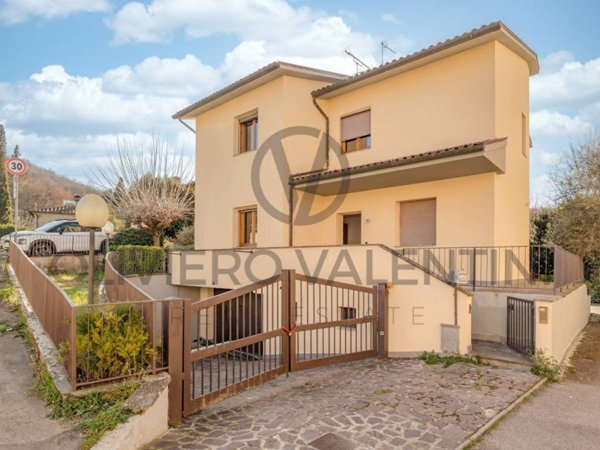 casa indipendente in vendita ad Arezzo in zona Agazzi