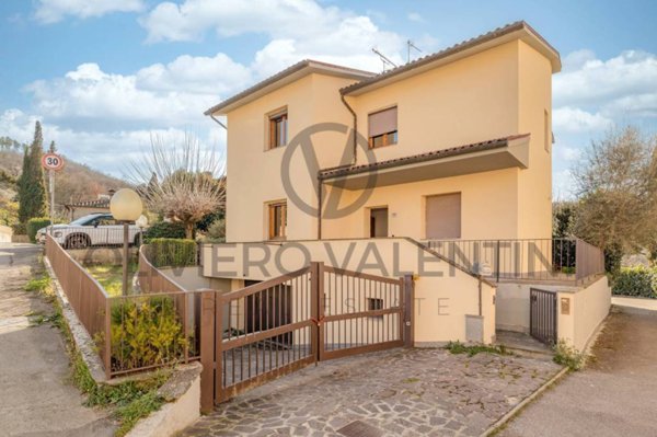casa indipendente in vendita ad Arezzo in zona Agazzi
