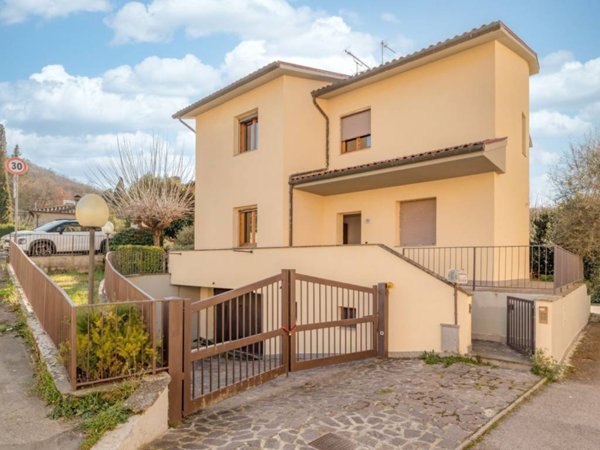 casa indipendente in vendita ad Arezzo in zona Agazzi