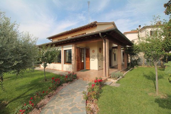 casa indipendente in vendita ad Arezzo in zona Ceciliano
