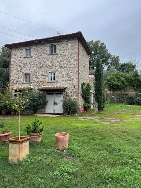 casa indipendente in vendita ad Arezzo in zona Agazzi