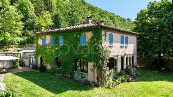 villa in vendita ad Arezzo in zona Ceciliano