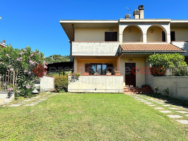 casa indipendente in vendita ad Arezzo in zona Pescaiola