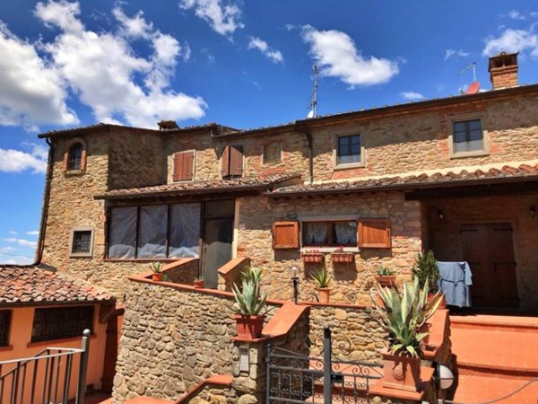 casa indipendente in vendita ad Arezzo in zona San Zeno