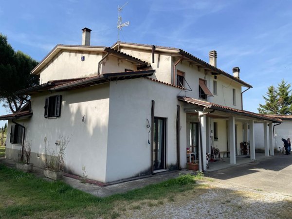 casa indipendente in vendita ad Arezzo in zona Frassineto