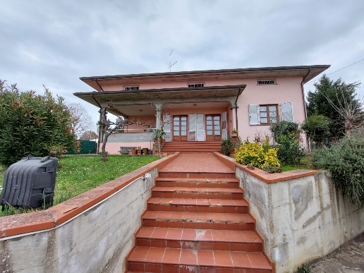 casa indipendente in vendita ad Arezzo in zona Frassineto