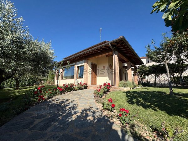 casa indipendente in vendita ad Arezzo in zona Ceciliano