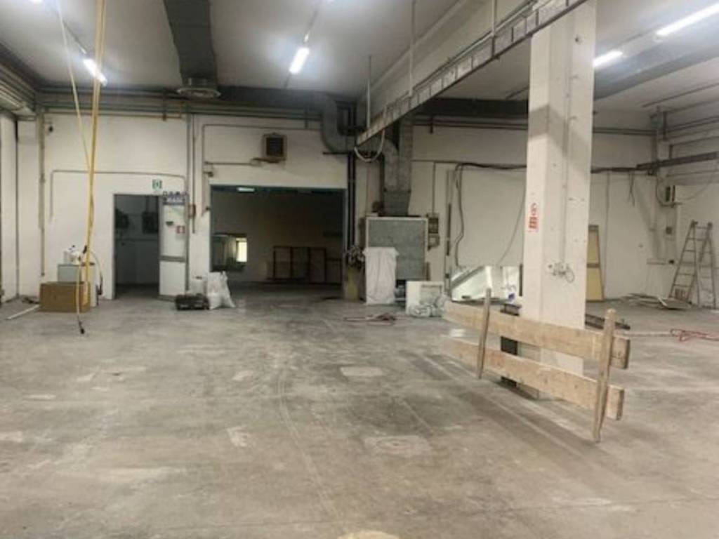 locale commerciale in vendita ad Arezzo in zona Quarata