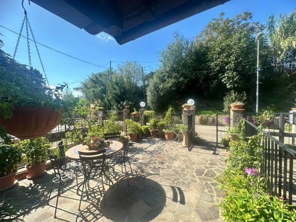 casa indipendente in vendita ad Arezzo in zona Antria