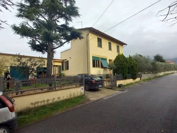 casa indipendente in vendita ad Arezzo in zona Puliciano