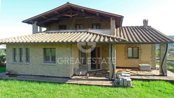 casa indipendente in vendita ad Arezzo in zona Agazzi