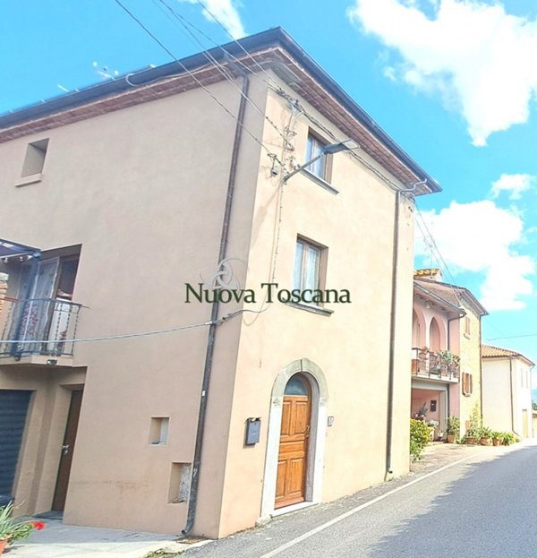 casa indipendente in vendita ad Arezzo in zona Pescaiola
