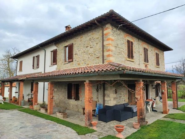 casa indipendente in vendita ad Arezzo in zona Frassineto