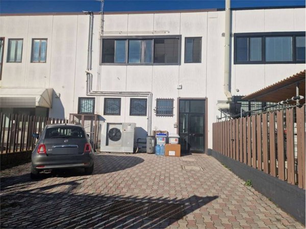 locale commerciale in vendita ad Arezzo in zona Quarata