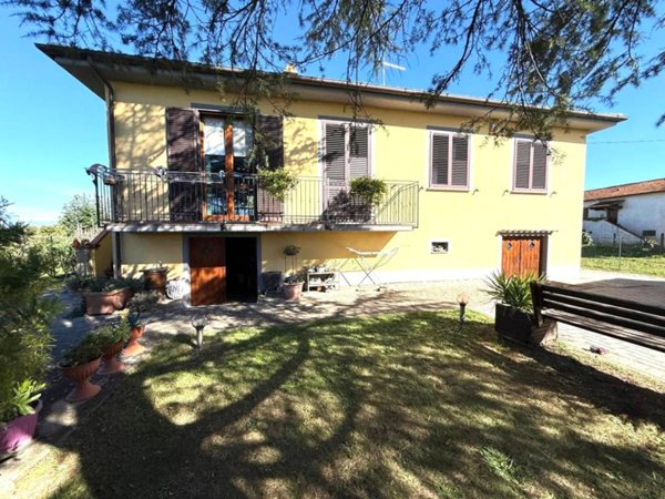 casa indipendente in vendita ad Arezzo in zona Quarata