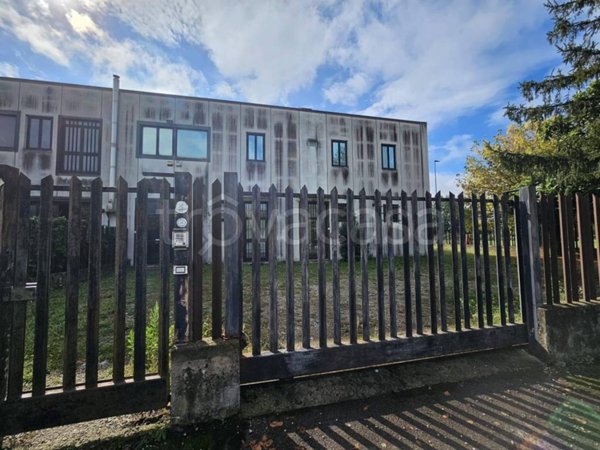 locale commerciale in vendita ad Arezzo in zona Ceciliano