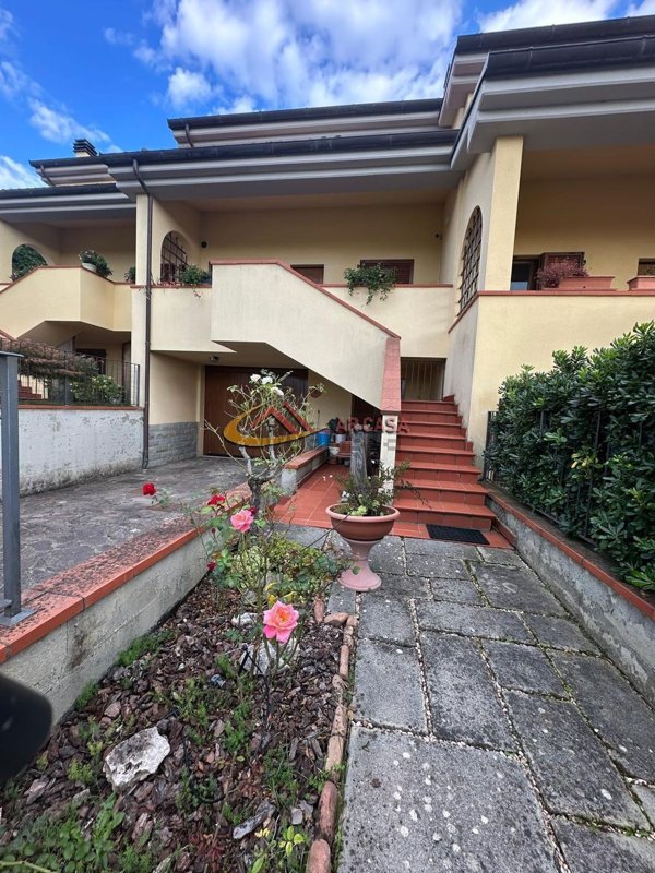 casa indipendente in vendita ad Arezzo in zona Chiassa-Tregozzano