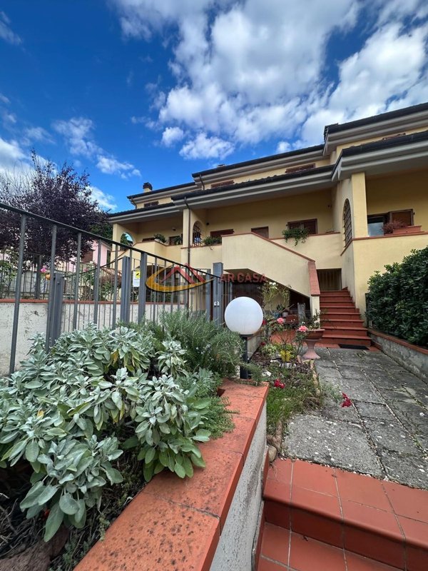 casa indipendente in vendita ad Arezzo in zona Chiassa-Tregozzano