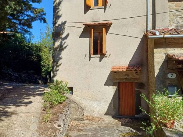 casa indipendente in vendita ad Arezzo in zona Palazzo del Pero