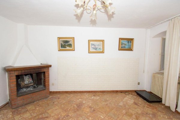 casa indipendente in vendita ad Arezzo in zona Antria