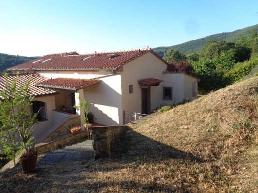 casa indipendente in vendita ad Arezzo in zona Antria