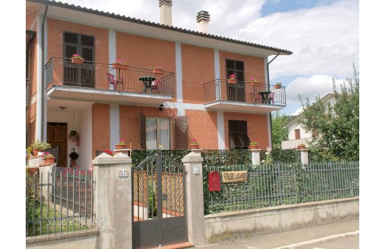 casa indipendente in vendita ad Arezzo in zona Palazzo del Pero