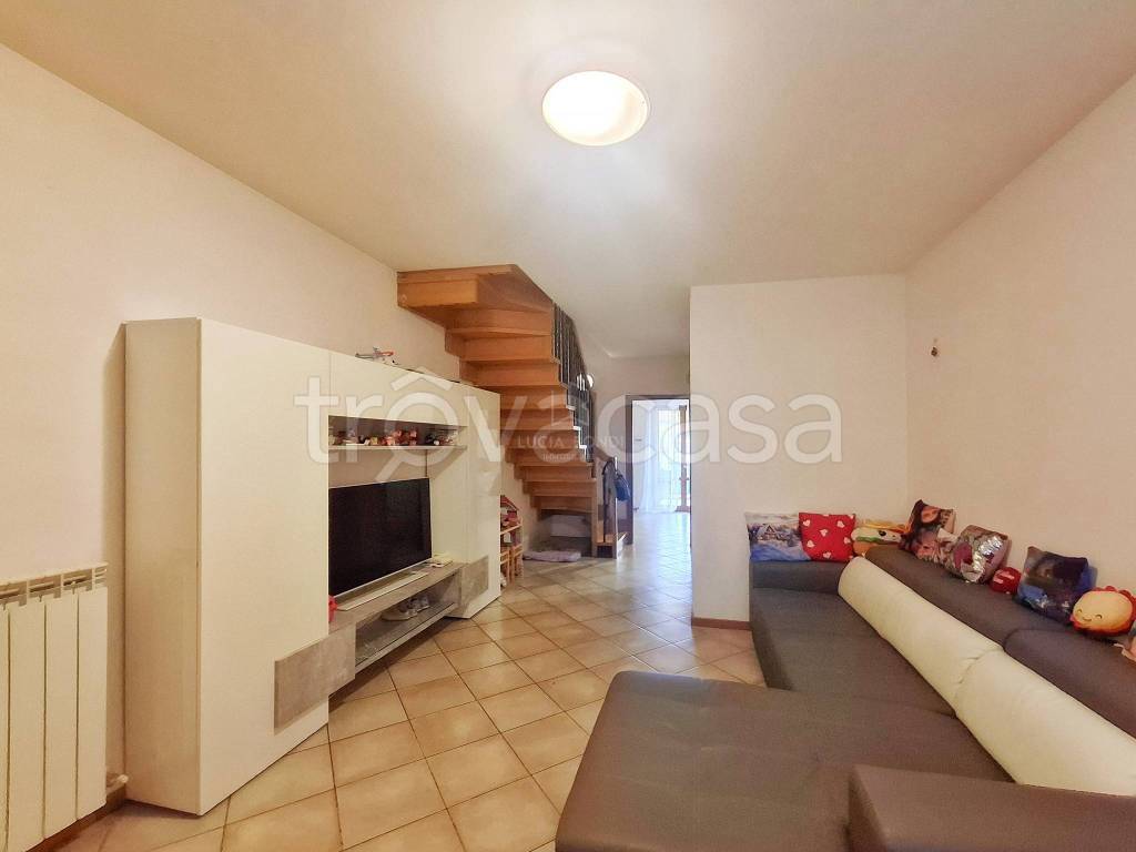 casa indipendente in vendita ad Arezzo in zona Staggiano