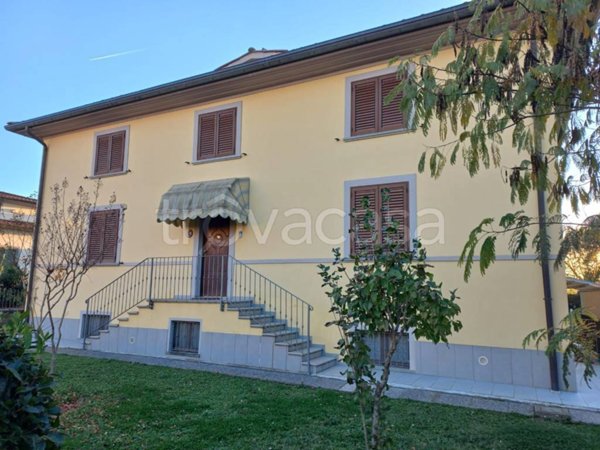 casa indipendente in vendita ad Arezzo in zona Quarata