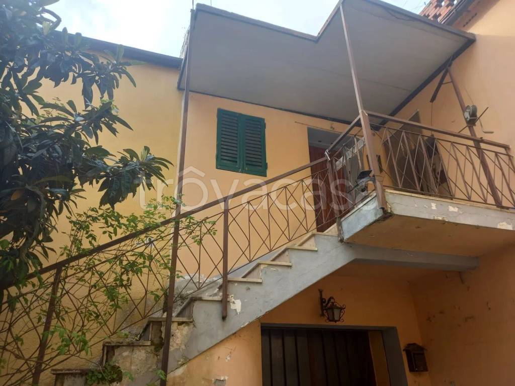 casa indipendente in vendita ad Arezzo in zona Olmo
