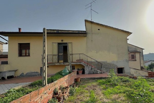 casa indipendente in vendita ad Arezzo in zona Pescaiola