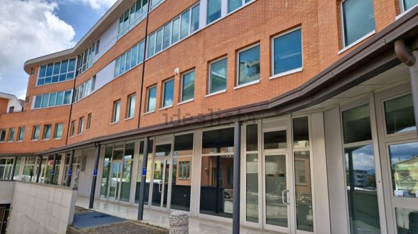 locale commerciale in vendita ad Arezzo in zona Fiorentina