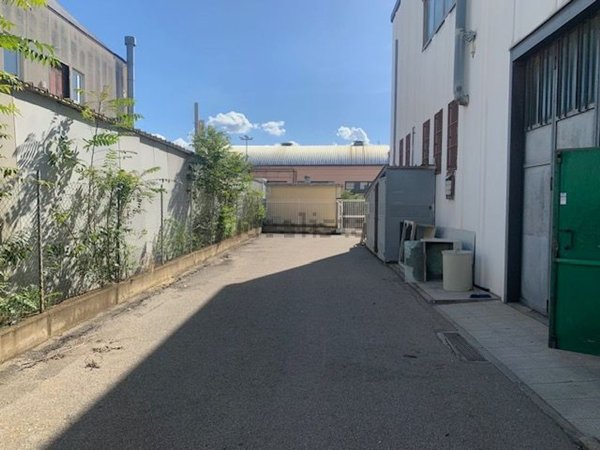 capannone in vendita ad Arezzo in zona Ceciliano