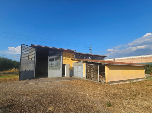 capannone in vendita ad Arezzo in zona San Leo