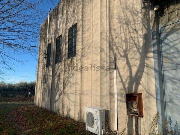 capannone in vendita ad Arezzo in zona Rigutino