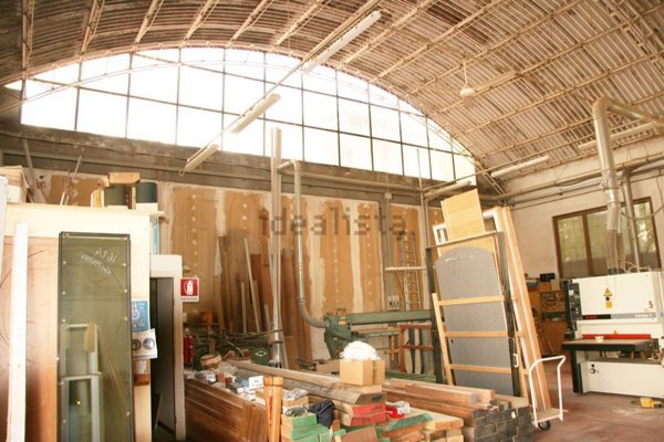 capannone in vendita ad Arezzo