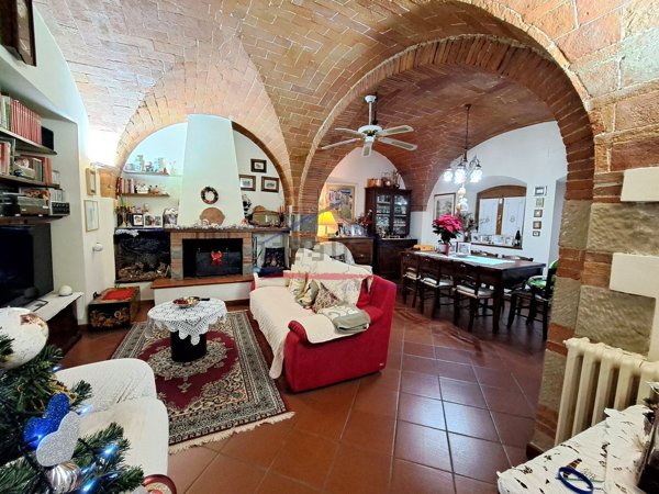 casa indipendente in vendita ad Arezzo in zona Pescaiola