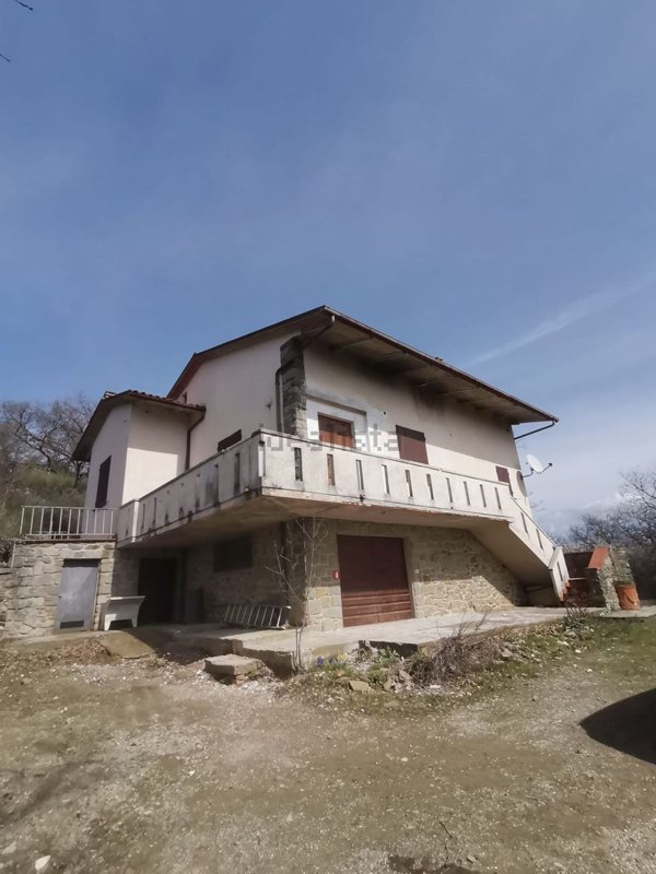 casa indipendente in vendita ad Arezzo in zona Palazzo del Pero