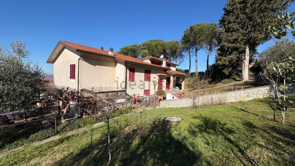 casa indipendente in vendita ad Arezzo in zona Puglia