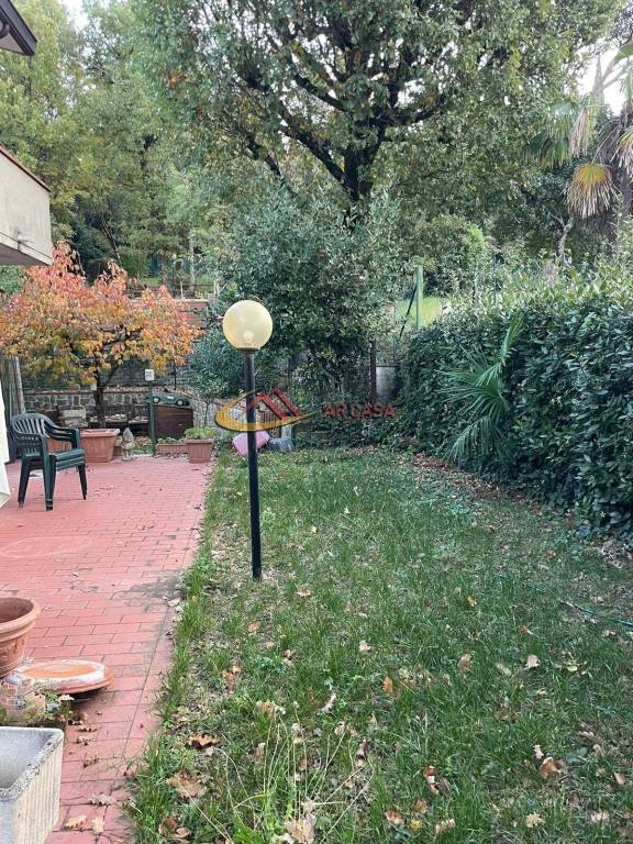 casa indipendente in vendita ad Arezzo in zona Olmo